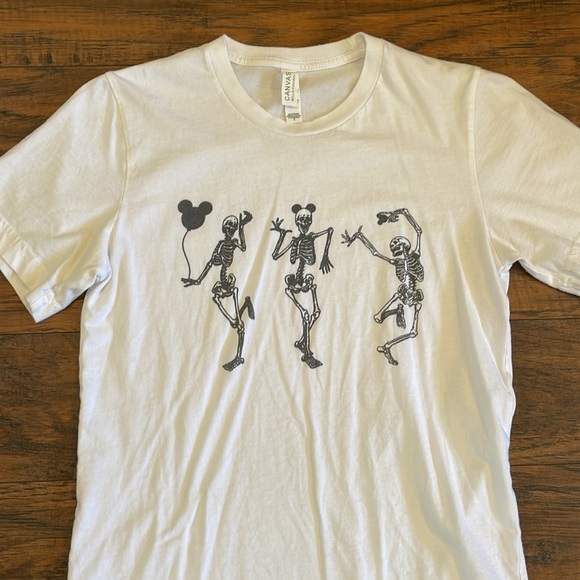 3/$15 🔴 Women’s Disney inspired Halloween Skeletons shirt size small - Picture 2 of 6